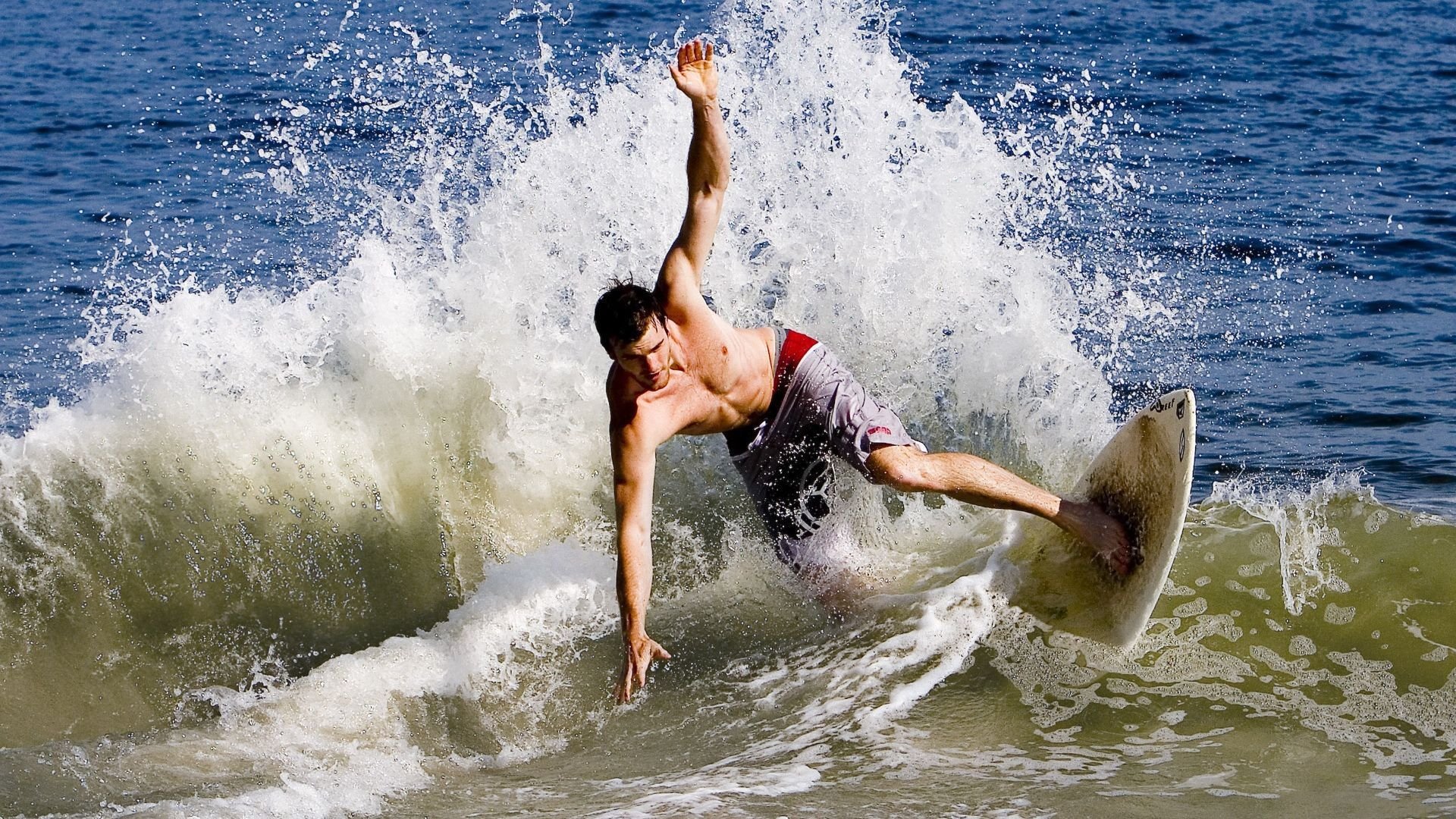 _全球滑板社区联合赛事:青春狂欢的极限表达_,滑板上舞动的青春